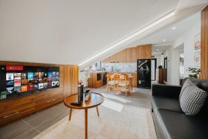 Μια τηλεόραση ή/και κέντρο ψυχαγωγίας στο Urchin Apartment +79 φωτογραφίες