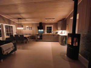 FåvangHytte-23 Cozy cabin close to Kvitfjell的一个带炉灶的大厨房兼餐厅
