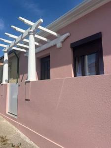 Το κτήριο όπου στεγάζεται  η παραθεριστική κατοικία