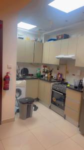 Kuchyňa alebo kuchynka v ubytovaní Best location to 1bedroom apartment albarsha1 close to MOE