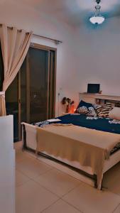 Posteľ alebo postele v izbe v ubytovaní Best location to 1bedroom apartment albarsha1 close to MOE