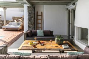 a living room with a table and a couch at Villa Assa -Mykonos in Mýkonos City