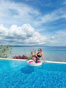 Epic Suites Bohol ADULTS ONLY内部或周边的泳池