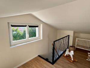 una camera mansardata con scala e finestra di Duplex 45m2 avec SDB - WC a Saint-Thomas