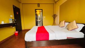 Llit o llits en una habitació de Hotel August International