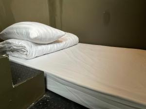 Postel nebo postele na pokoji v ubytování Capsule Hostel Chiangkhan