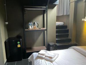 Postel nebo postele na pokoji v ubytování Capsule Hostel Chiangkhan
