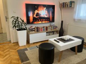 TV a/nebo společenská místnost v ubytování InOsijek- FEELS LIKE HOME