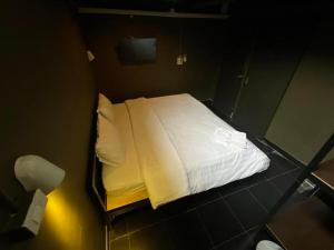 Postel nebo postele na pokoji v ubytování Capsule Hostel Chiangkhan