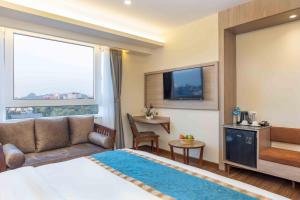 TV a/nebo společenská místnost v ubytování Shuvatara Suites & Spa, Thamel
