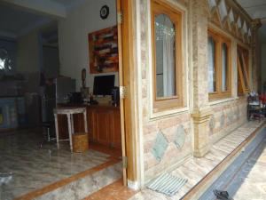 TV a/nebo společenská místnost v ubytování The Reinhold Guesthouse Bali