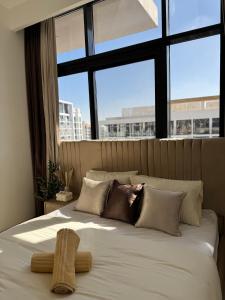 Postel nebo postele na pokoji v ubytování Azizi Riviera, Meydan, Dubai
