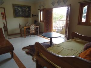 Posezení v ubytování The Reinhold Guesthouse Bali