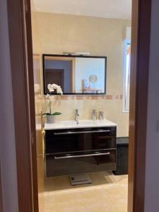 Ένα μπάνιο στο Adosado con Jacuzzi en Anguciana
