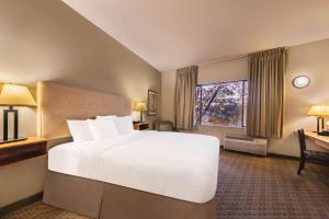 Letto o letti in una camera di Gaia Hotel & Spa, Ascend Hotel Collection