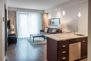 Телевизор и/или развлекательный центр в Les Suites Victoria, an Ascend Collection Hotel