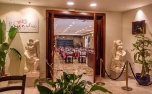 a restaurant with a dining room with tables and chairs at Hotel la Palmera & Spa in Lloret de Mar