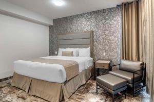 Postel nebo postele na pokoji v ubytování The Hue Hotel, Ascend Hotel Collection