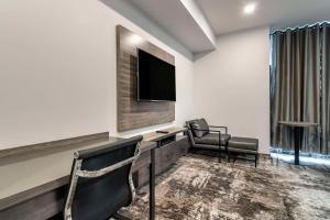 TV a/nebo společenská místnost v ubytování The Hue Hotel, Ascend Hotel Collection