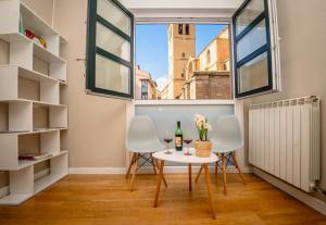 a room with a table and two chairs and a window at Santiago Tower Aire Ac casco antiguo By Apartamentos Logrono in Logroño