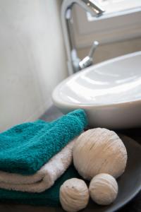 stos ręczników na talerzu obok zlewu w obiekcie Apartment am Hofgarten w mieście Innsbruck