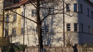 drzewo przed białym budynkiem w obiekcie Apartment am Hofgarten w mieście Innsbruck +3 zdjęcia