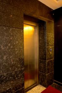 a elevator in a building with a shiny metal door at Hotel Palace inn Agra in Tājganj