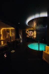 Bazén v ubytování NovaWisła Resort & SPA nebo v jeho okolí