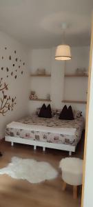 una camera da letto con un letto e una parete bianca di Casa Memole a Levico Terme