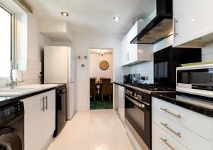 Η κουζίνα ή μικρή κουζίνα στο Home in Reading Berkshire - for Contractors & Families with Free Parking & WiFi