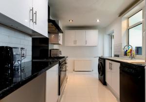 Η κουζίνα ή μικρή κουζίνα στο Home in Reading Berkshire - for Contractors & Families with Free Parking & WiFi +13 φωτογραφίες