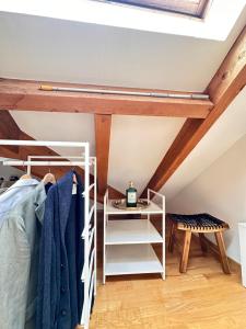Neu! Gemütliche 2,5 Zimmer Wohnung in Winterthur客房内的一张或多张床位
