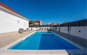 una piscina al costado de una casa en 3 Bedroom Cozy Home In Biograd Na Moru, en Biograd na Moru