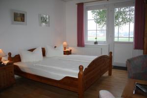A bed or beds in a room at Pension Treenehof