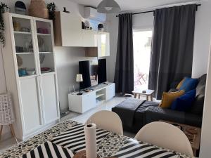 ein kleines Wohnzimmer mit einem Sofa und einem TV in der Unterkunft Malaga Mijas Costa Pool Nuevo Piso in Mijas Costa