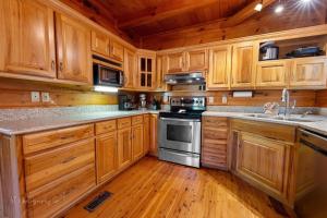 Η κουζίνα ή μικρή κουζίνα στο Burning Tree cabin +52 φωτογραφίες