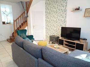 Telewizja i/lub zestaw kina domowego w obiekcie L'artistique, 4 lits, 2 chambres, stationnement gratuit, spacieux, atypique