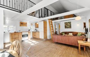 Køkken eller tekøkken på Amazing Home In Blåvand With Wifi