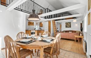 Et opholdsområde på Amazing Home In Blåvand With Wifi