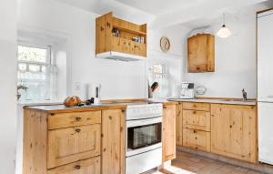 Køkken eller tekøkken på Amazing Home In Blåvand With Wifi