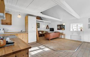 Køkken eller tekøkken på Amazing Home In Blåvand With Wifi + 15 billeder