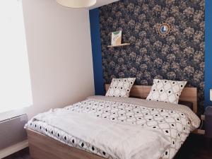 Łóżko lub łóżka w pokoju w obiekcie L'artistique, 4 lits, 2 chambres, stationnement gratuit, spacieux, atypique