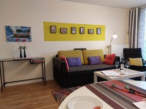 a living room with a couch and a table at de Dang in Dorum-Neufeld