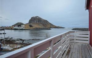 Un balcón de una casa con vista al mar. en 3 Bedroom Nice Home In Straumsjøen, en Straumsjøen 15 fotos más
