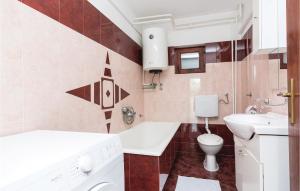 Koupelna v ubytování Five-Bedroom Holiday Home In Suhovare
