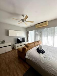 TV a/nebo společenská místnost v ubytování Сhic condo студия с бассейном