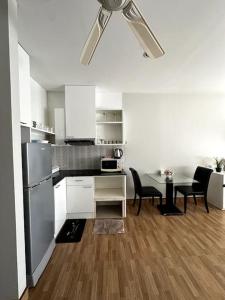 Kuchyň nebo kuchyňský kout v ubytování Сhic condo студия с бассейном + 23 fotografií