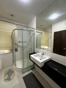 Koupelna v ubytování Сhic condo студия с бассейном