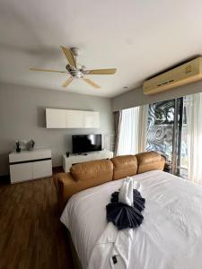 Postel nebo postele na pokoji v ubytování Сhic condo студия с бассейном