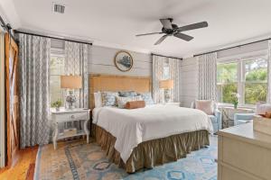 Ένα ή περισσότερα κρεβάτια σε δωμάτιο στο The Tower House at East Beach - 4204 Ninth Street